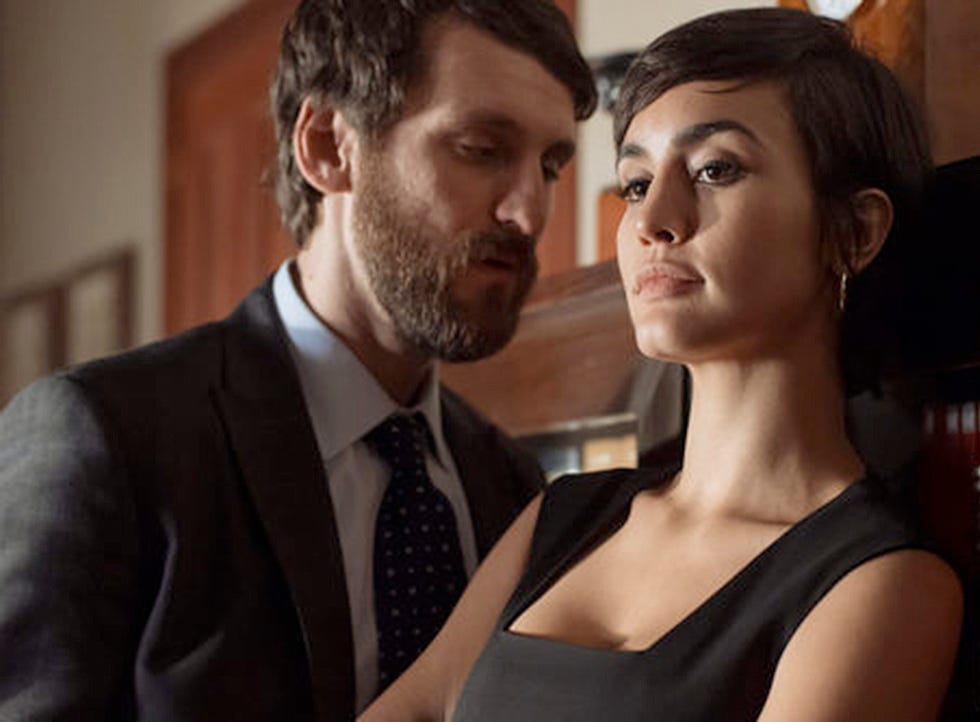 raul arevalo y megan montaner en 'la embajada'