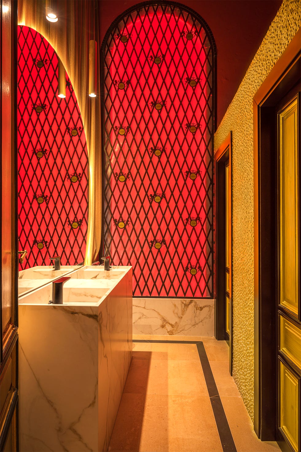 rubén aznar ha diseñado en bobó studio el interiorismo del restaurante la embajada de zaragoza en un estilo neoclásico con detalles burlesque muy teatrales
