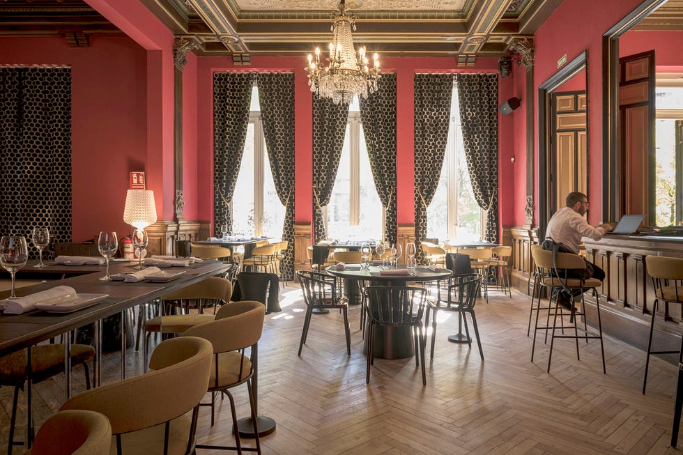rubén aznar ha diseñado en bobó studio el interiorismo del restaurante la embajada de zaragoza en un estilo neoclásico con detalles burlesque muy teatrales