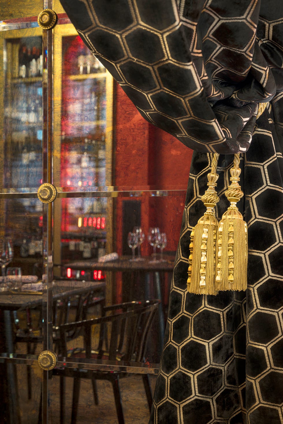 rubén aznar ha diseñado en bobó studio el interiorismo del restaurante la embajada de zaragoza en un estilo neoclásico con detalles burlesque muy teatrales