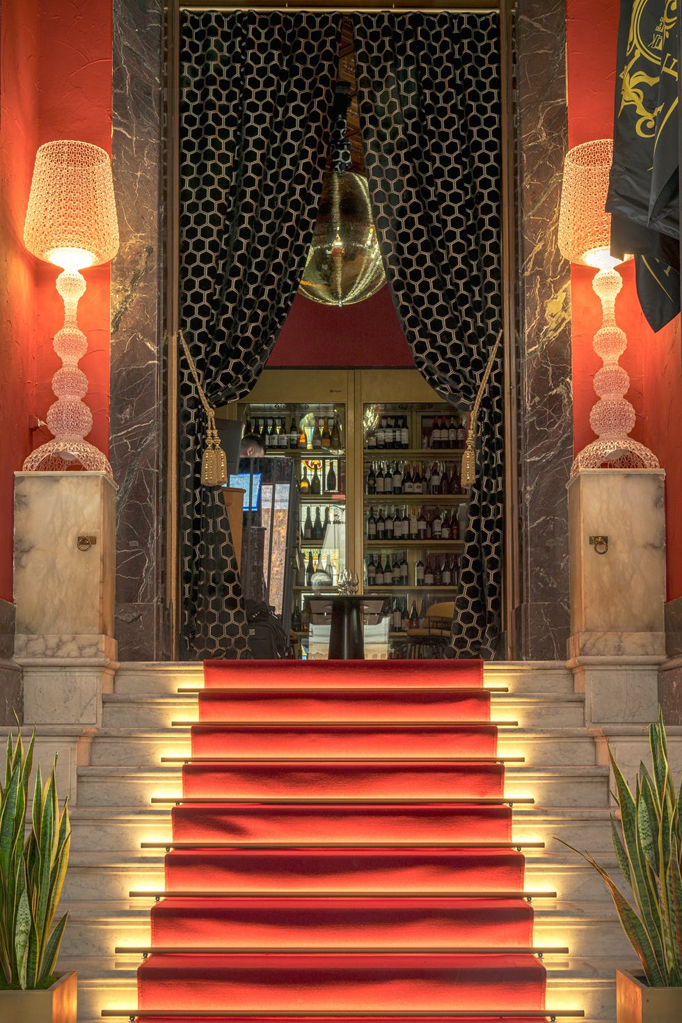 rubén aznar ha diseñado en bobó studio el interiorismo del restaurante la embajada de zaragoza en un estilo neoclásico con detalles burlesque muy teatrales