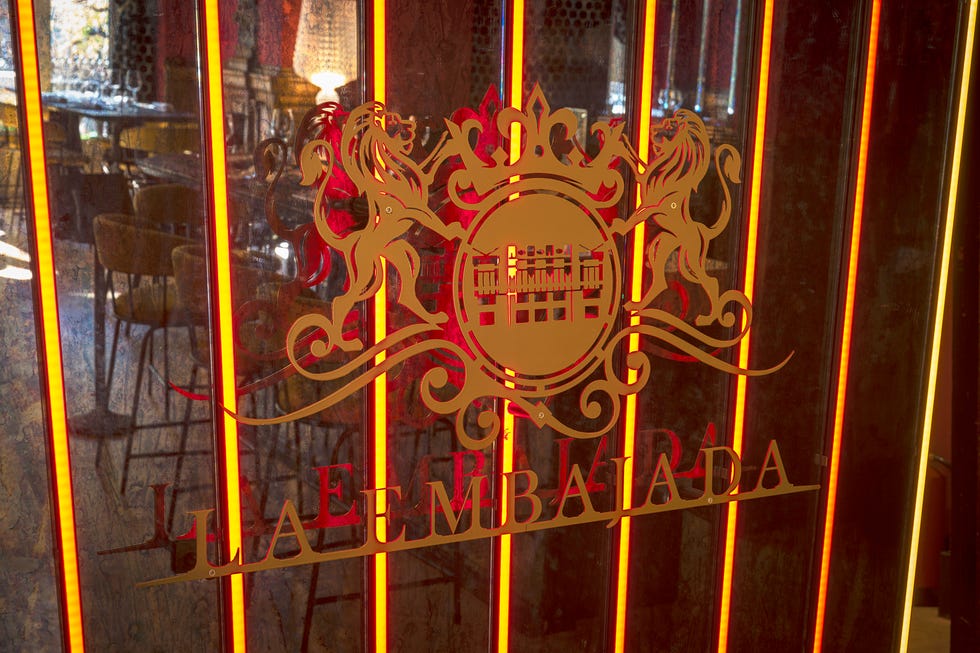 rubén aznar ha diseñado en bobó studio el interiorismo del restaurante la embajada de zaragoza en un estilo neoclásico con detalles burlesque muy teatrales