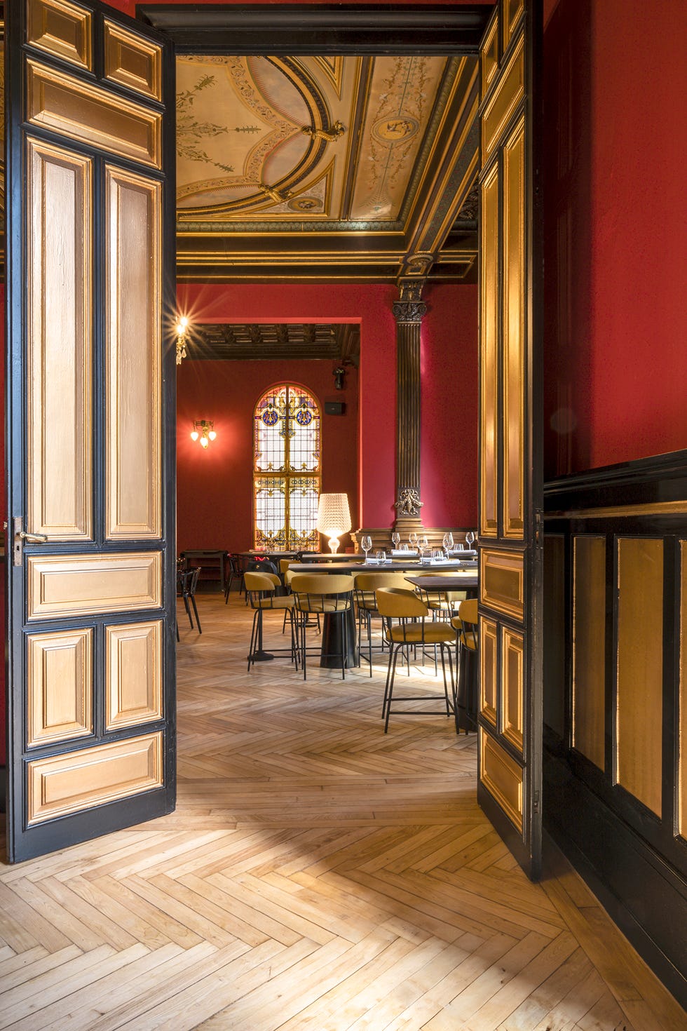 rubén aznar ha diseñado en bobó studio el interiorismo del restaurante la embajada de zaragoza en un estilo neoclásico con detalles burlesque muy teatrales