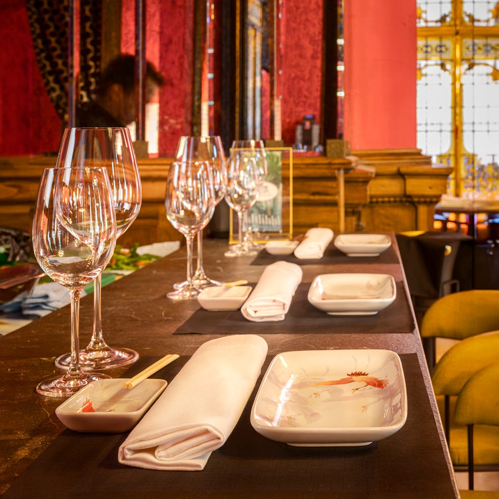 rubén aznar ha diseñado en bobó studio el interiorismo del restaurante la embajada de zaragoza en un estilo neoclásico con detalles burlesque muy teatrales
