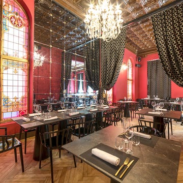 Rubén Aznar ha diseñado en Bobó Studio el interiorismo del restaurante La Embajada de Zaragoza en un estilo neoclásico con detalles burlesque muy teatrales rubén aznar ha diseñado en bobó studio el interiorismo del restaurante la embajada de zaragoza en un estilo neoclásico con detalles burlesque muy teatrales