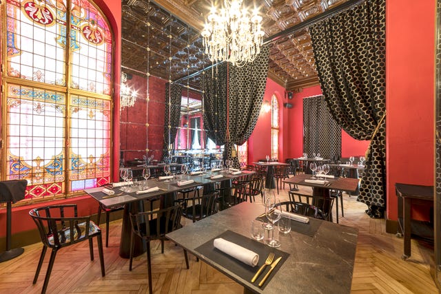 rubén aznar ha diseñado en bobó studio el interiorismo del restaurante la embajada de zaragoza en un estilo neoclásico con detalles burlesque muy teatrales