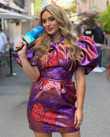 marta riesco, con microfono de 'la familia de la tele', en basilea para cubrir 'eurovision'