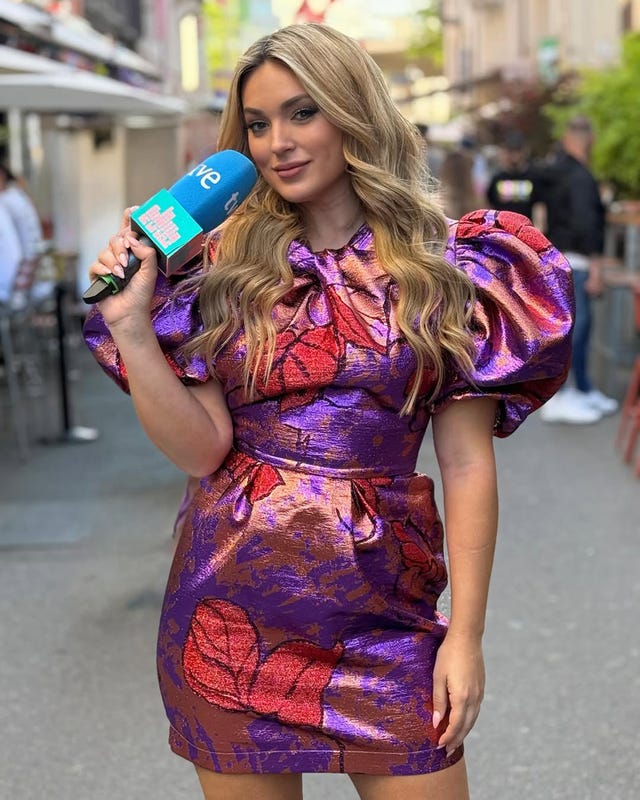marta riesco, con microfono de 'la familia de la tele', en basilea para cubrir 'eurovision'
