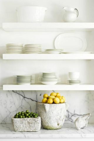 La fiera del bianco Bianco, bianco, bianco: ovunque. La cucina in primis: piatti, scodelle e accessori all white! courtesy photo Harper's Bazaar