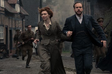 Eleanor Tomlinson y Rafe Spall en la miniserie 'La guerra de los mundos' (BBC, 2019)