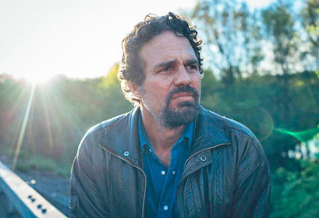 mark ruffalo caracterizado como dominick, uno de los gemelos protagonistas de 'la innegable verdad'