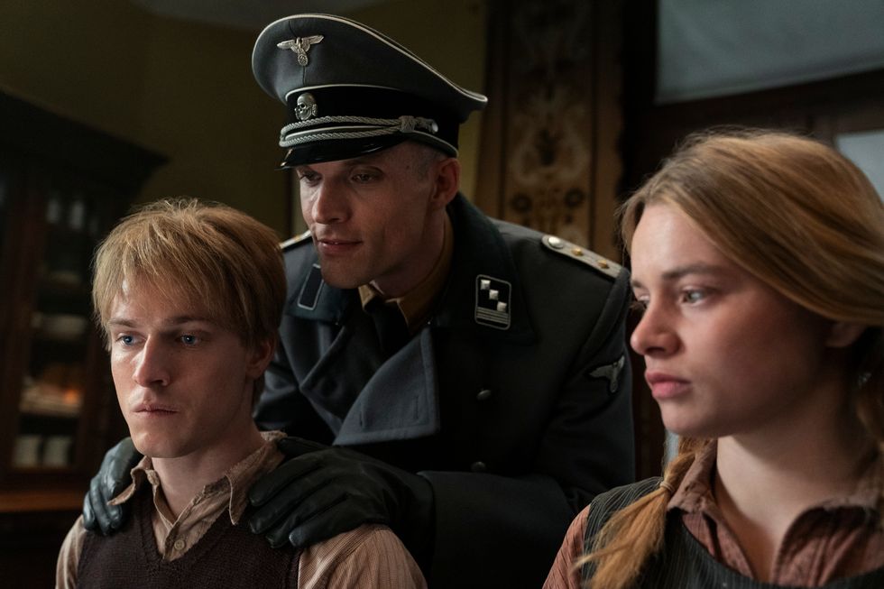 Stranger Things' y 'Peaky Blinders' se unen en la nueva serie histórica de  Netflix sobre la II Guerra Mundial