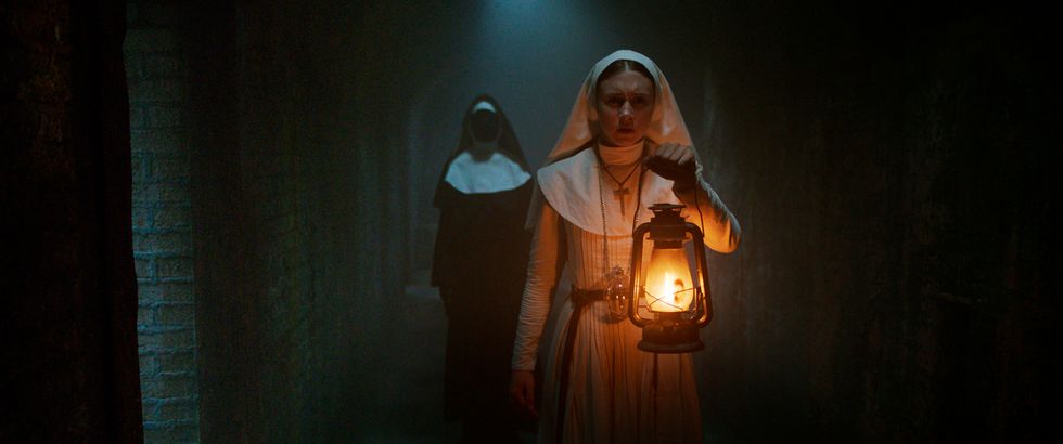 imagen aterradora de las protagonistas de la película 'la monja'
