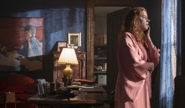 amy adams en la película la mujer en la ventana