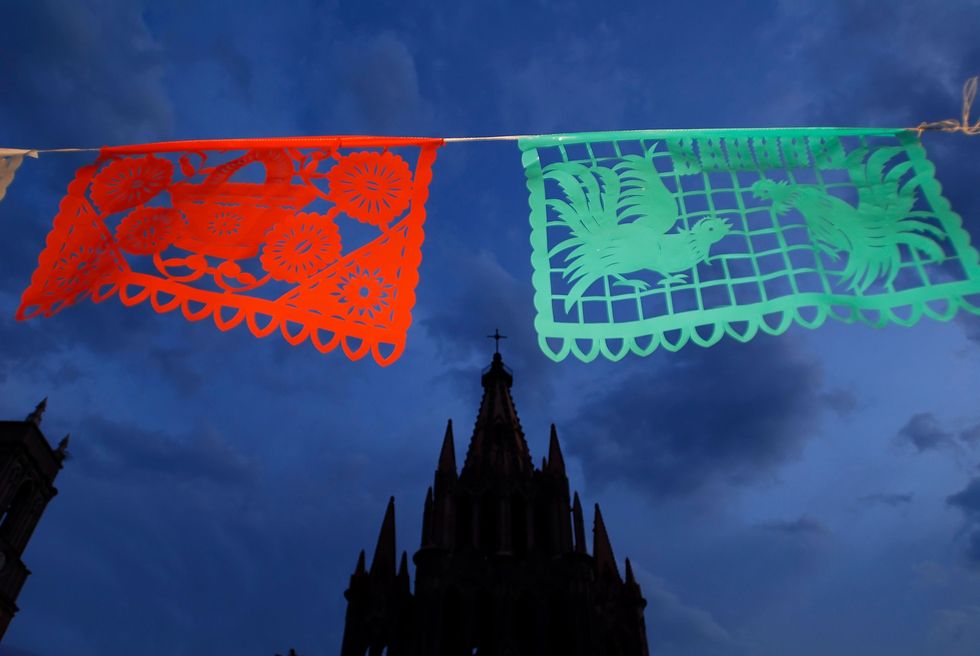 In de straten van de Mexicaanse plaats San Miguel de Allende wappert versiering van Papel picado oftewel doorgeprikt papier Dergelijke papierkunst is het hele jaar door in Mexico te vinden maar het meest rond Da de los Muertos