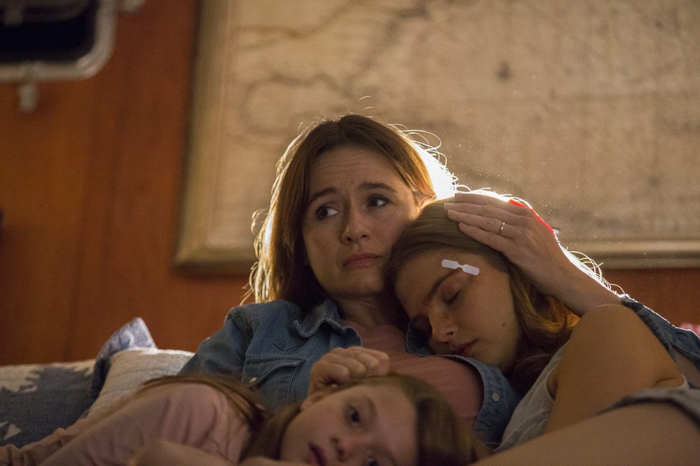emily mortimer, chloe perrin y stefanie scott en "la posesión de mary"