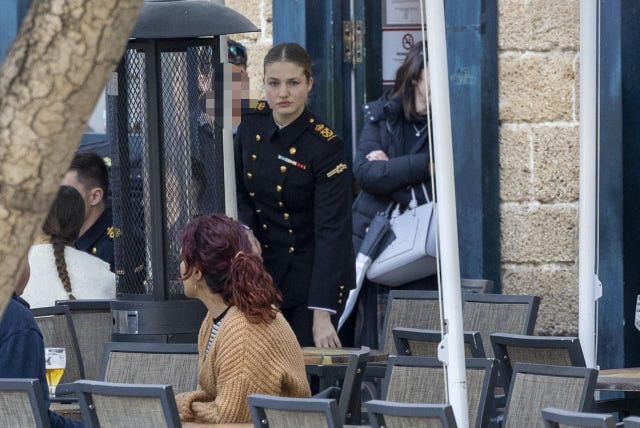 La Princesa Leonor disfruta de la primera escapada con su grupo de  guardimarinas en Cádiz