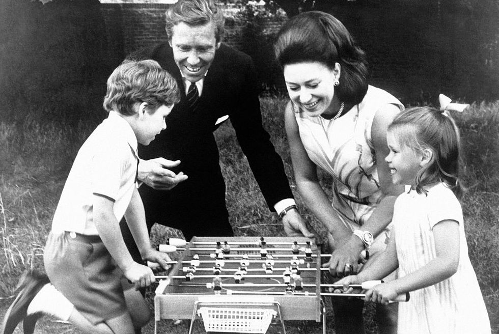 La Princesse Margaret en famille joue au baby-foot