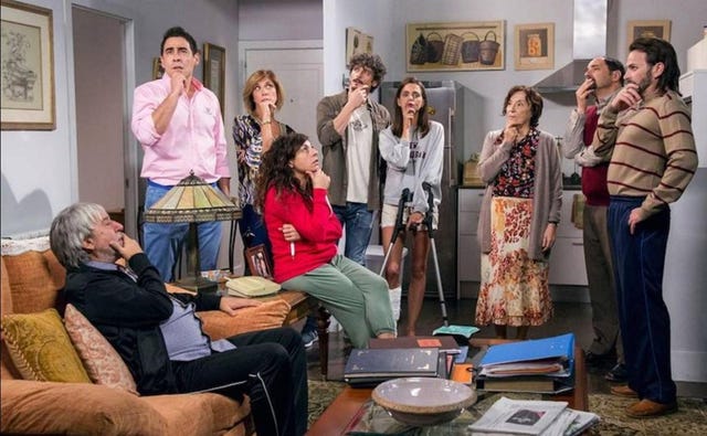 el reparto de la que se avecina en el salon de una casa