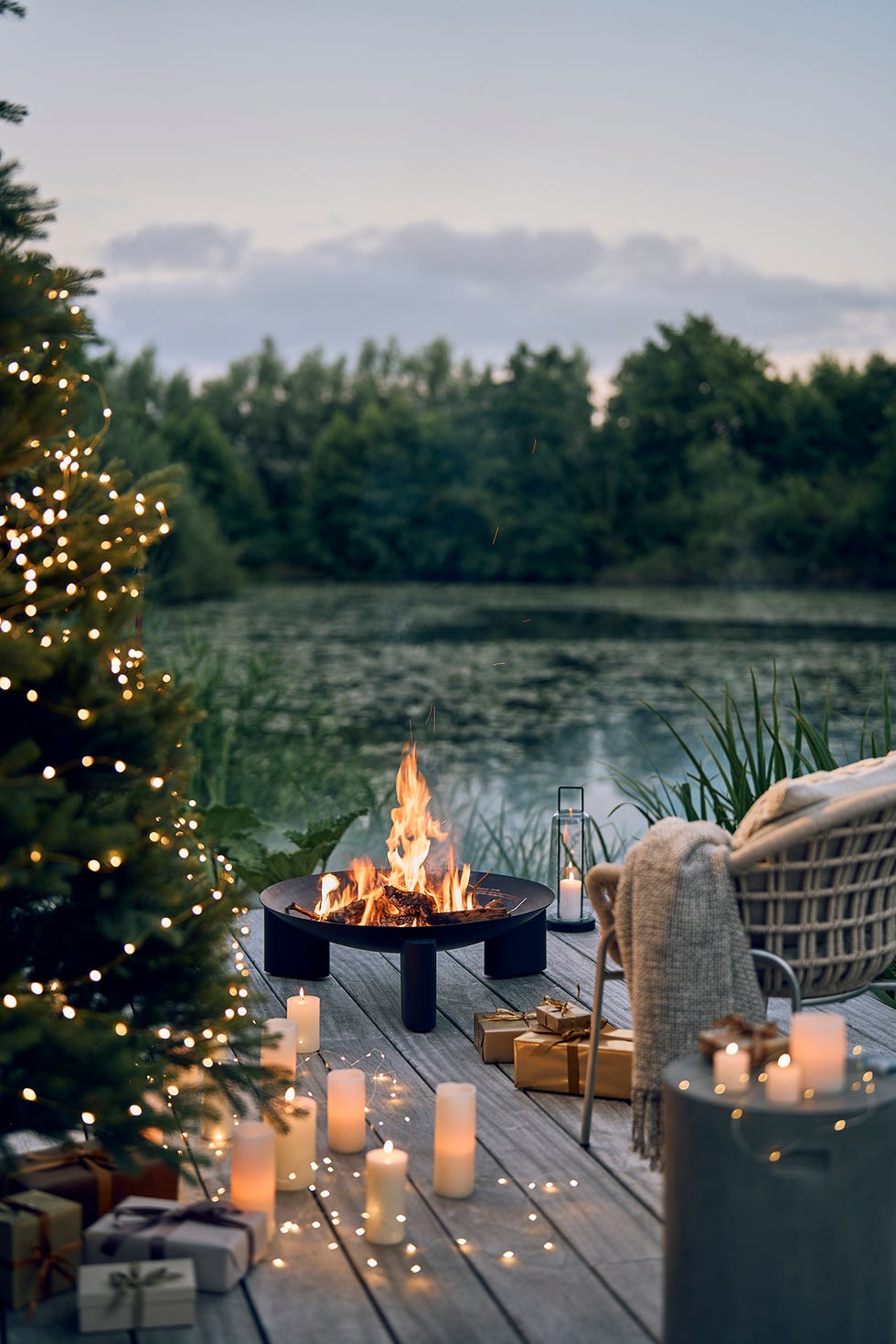 Árbol de navidad con guirnalda de luces en el exterior de la redoute interieurs
