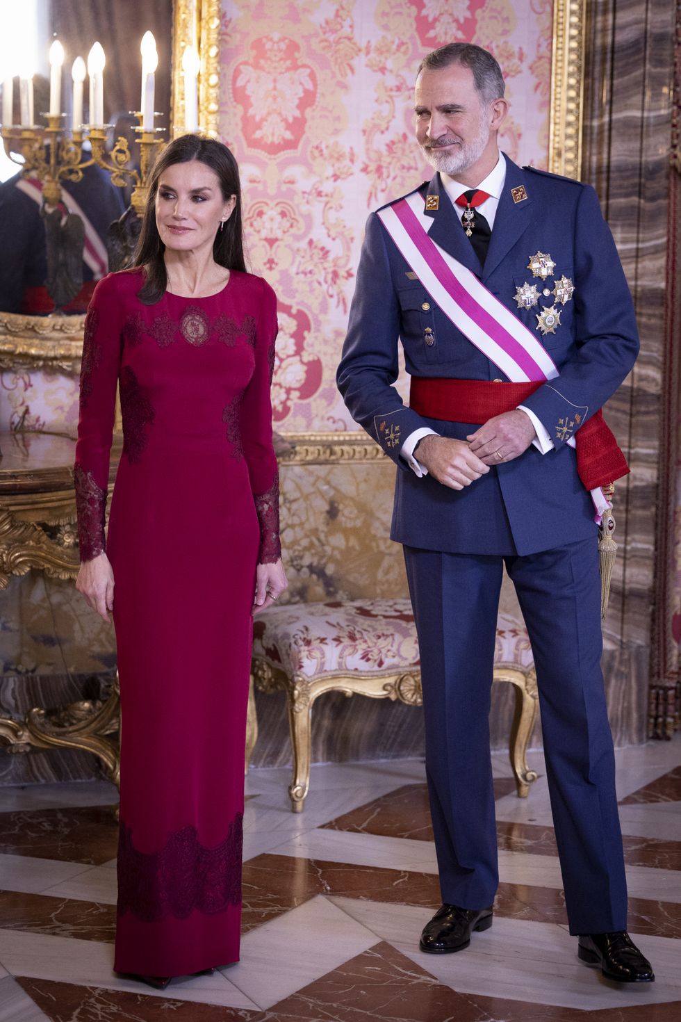 la reina letizia con vestido rojo de felipe varela y abrigo capa