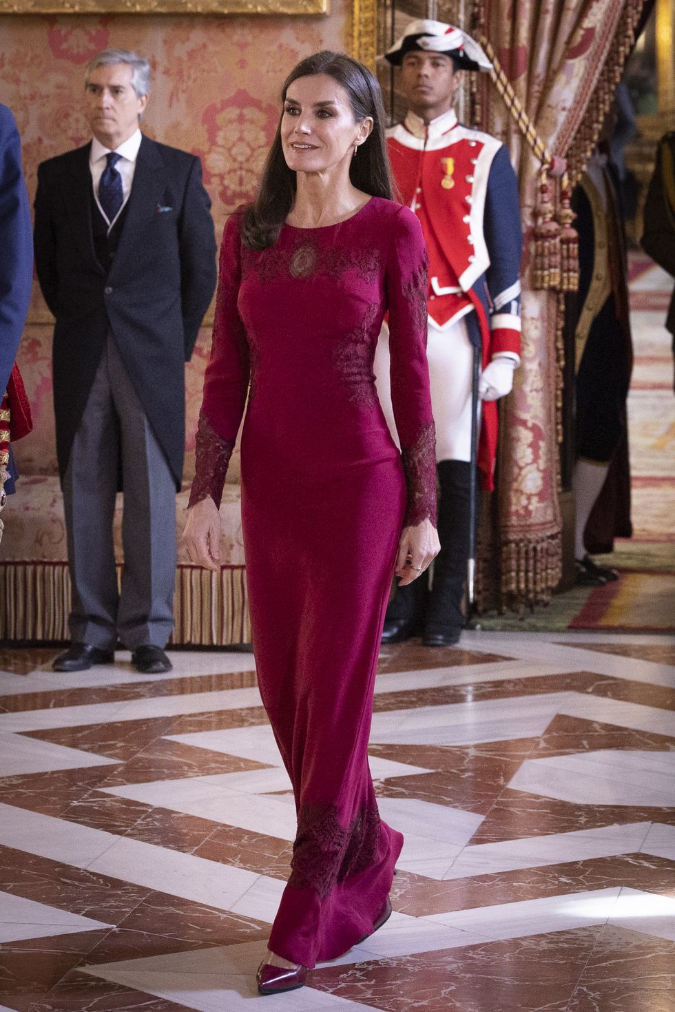 la reina letizia con vestido rojo de felipe varela y abrigo capa