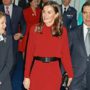 la reina letizia con vestido rojo de massimo dutti