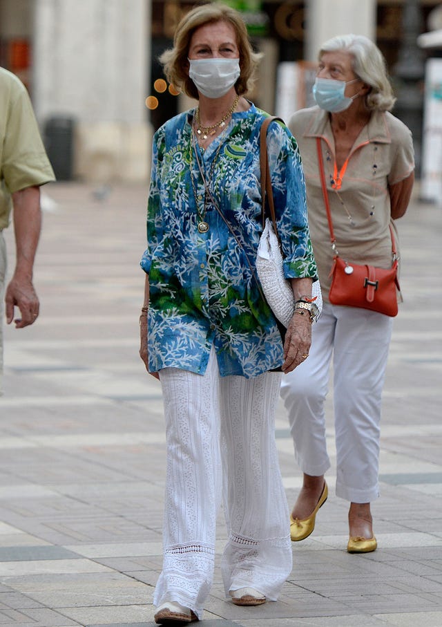 la reina sofía se refugia en sus amigos y su hermana irene en su verano más difícil