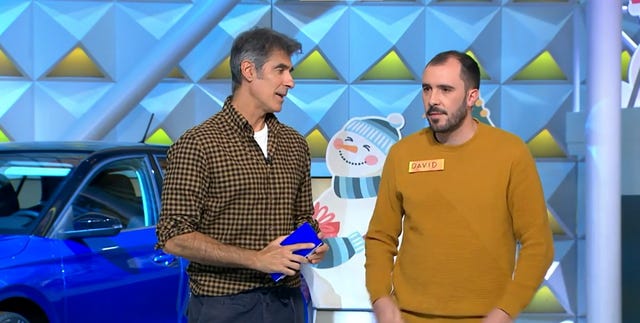 david resuelve un panel en la ruleta de la suerte