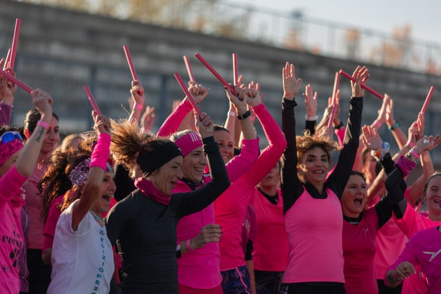 la scoppia in rosa, gara di corsa a staffetta femminile
