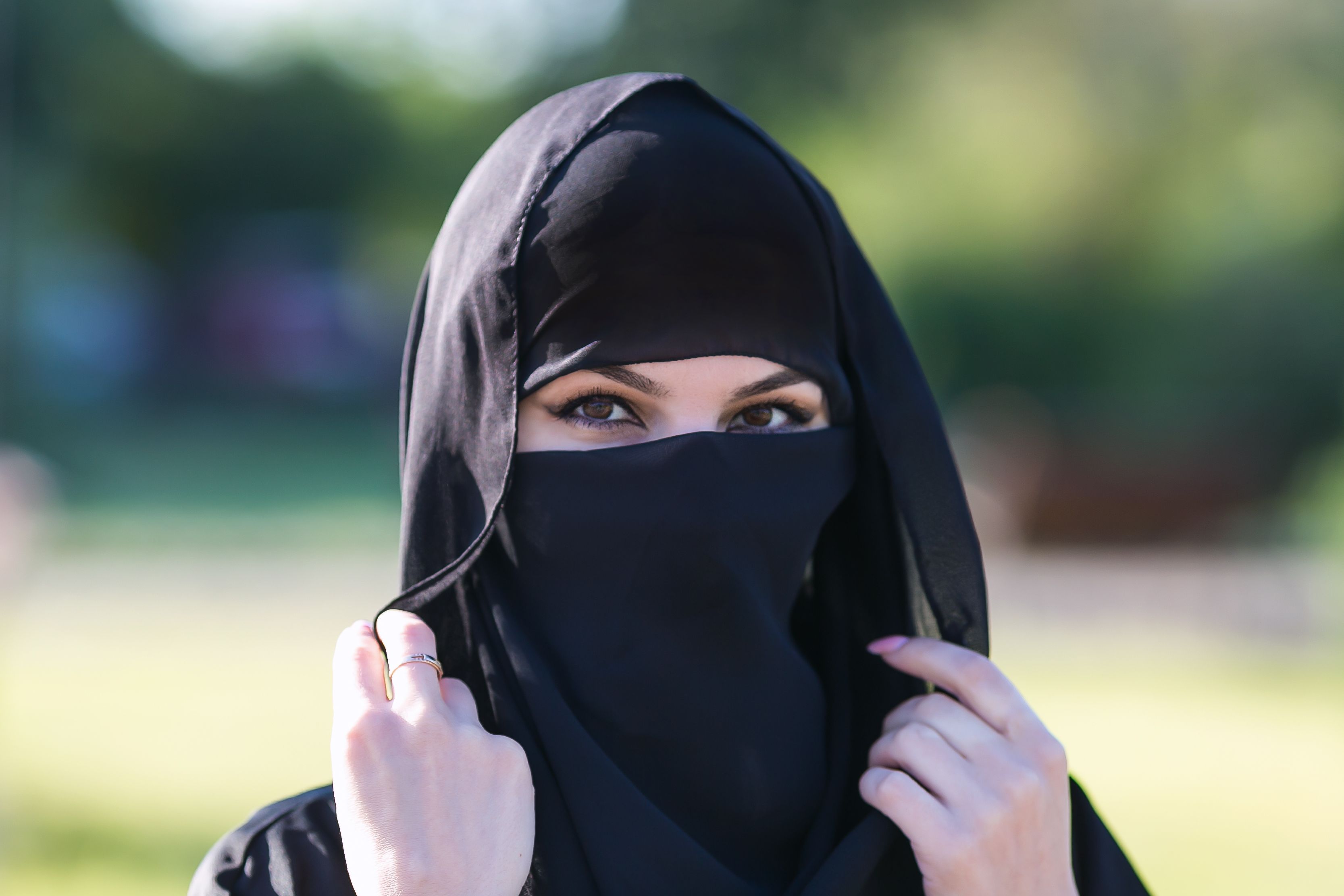 La Svizzera vieta il burqa ma arrivano le polemiche