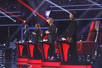 coaches en pie en la final de la voz