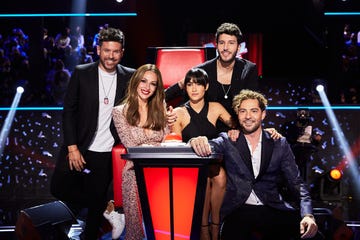 coaches y presentadora en la final de la voz kids 2022