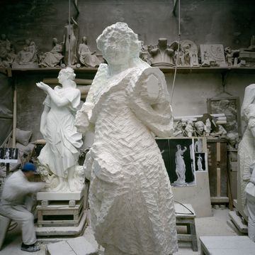 scultori in laboratorio al lavoro per le statue di villa gasparini loredan, venegazzù