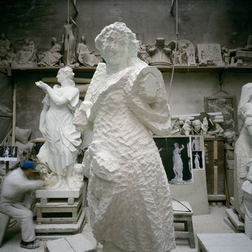 scultori in laboratorio al lavoro per le statue di villa gasparini loredan, venegazzù