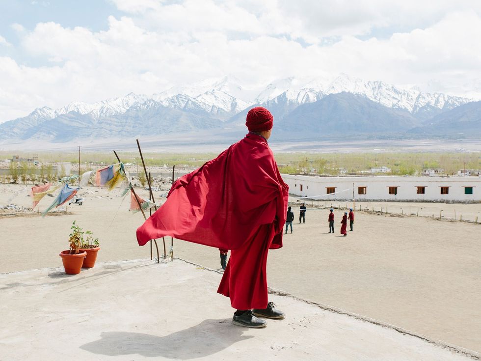 Leerlingen van de Lamdonschool in Leh het grootste dorp van Ladakh worden verwelkomd door gebedsvaantjes