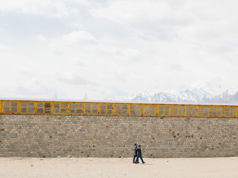 Na een dag op de Tibetaansboeddhistische school in Shey Ladakh is dit stel op weg naar huis