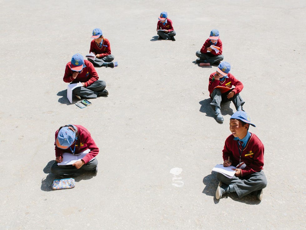 Leerlingen van de Lamdonschool die is opgericht om de tradities en cultuur van Ladakh in ere te houden doen hun huiswerk buiten