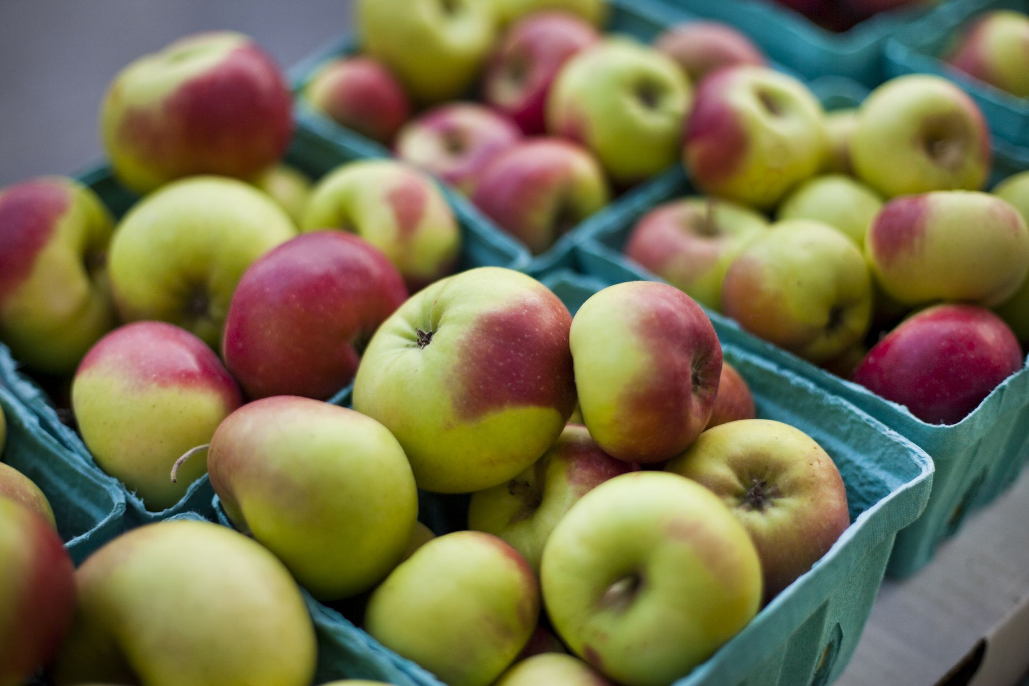 https://hips.hearstapps.com/hmg-prod/images/lady-apples-at-organic-farmers-market-royalty-free-image-1627315148.jpg