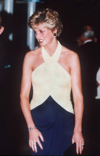 Lo stile di Lady Diana Lady Diana indossa un abito di Catherine Walker, New York, 1995.