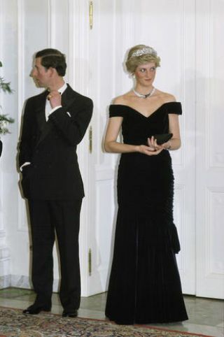 Lo stile di Lady Diana Lady Diana indossa un abito di Victor Edelstein, in Germania, 1987.