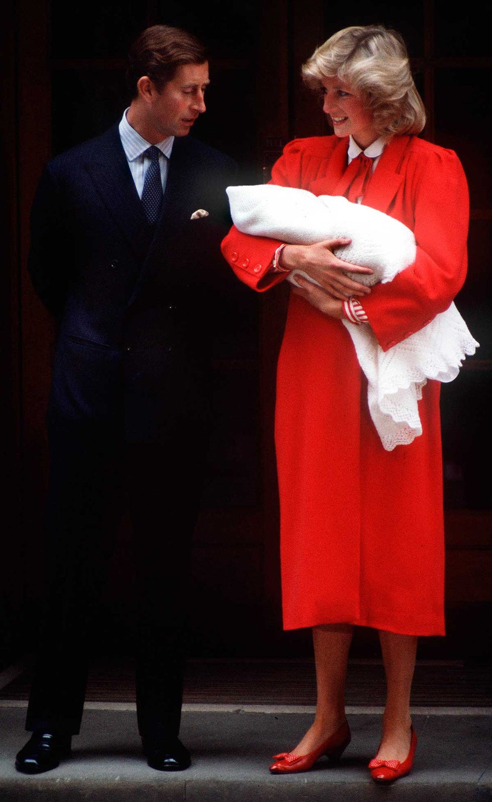 Carlos y Diana presentan a su hijo Enrique