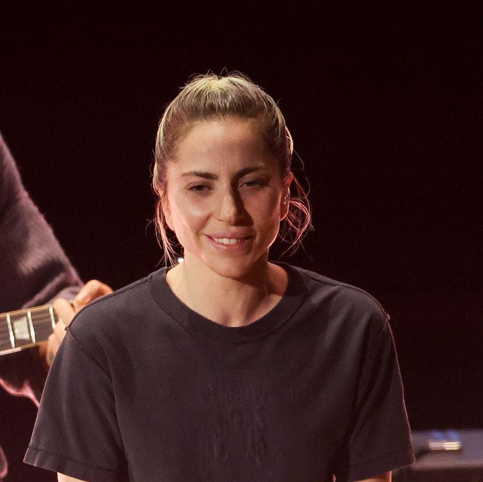 Lady Gaga removed her makeup for a raw performance at the Oscars