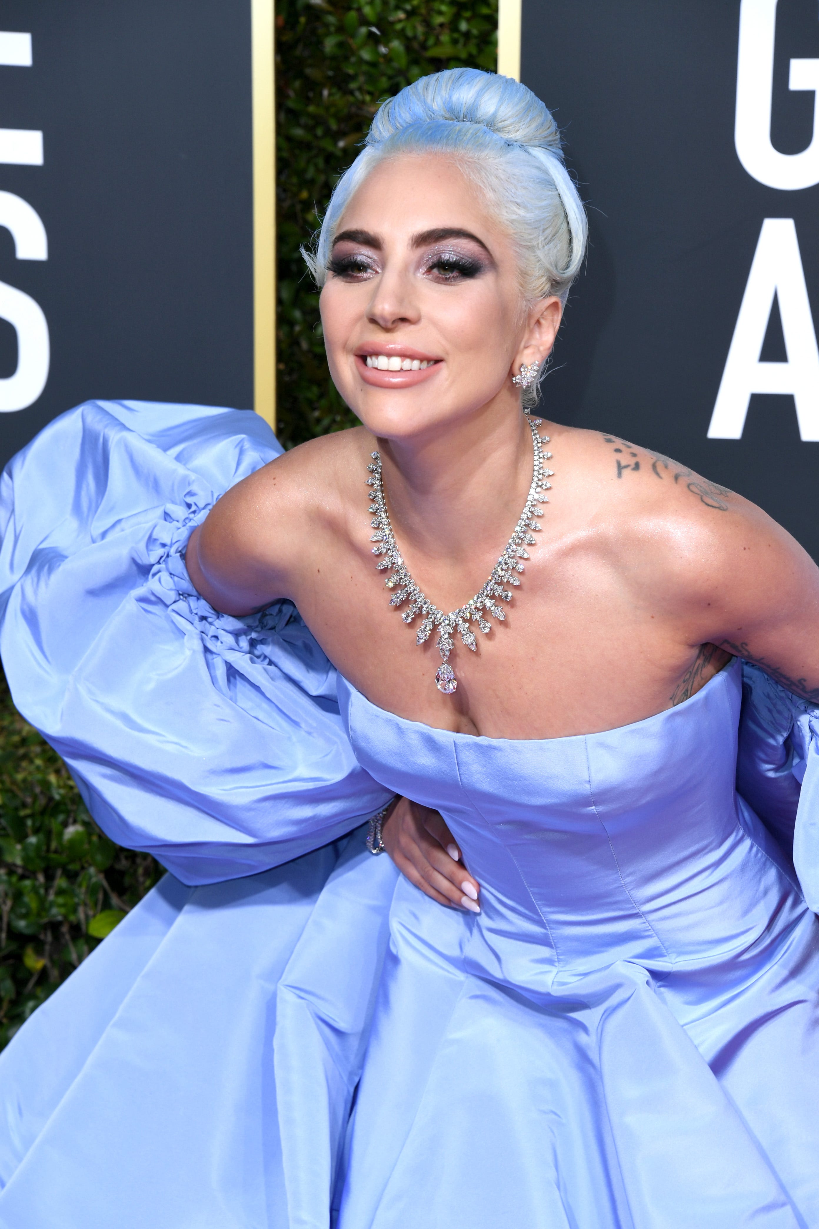 Lady Gaga Una Cenicienta De Pelo Azul En Los Globos De Oro Globos De Oro 2019 2216