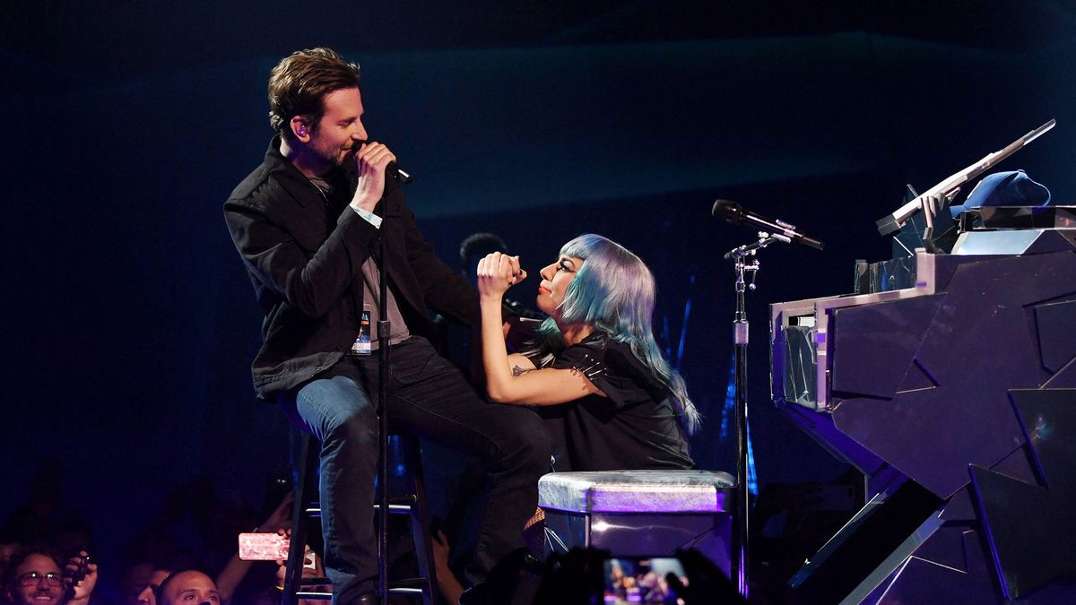 preview for Lady Gaga y Bradley Cooper cantan 'Shallow' en Las Vegas