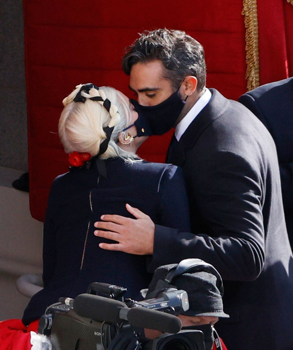 lady gaga and michael polansky kissing at the inauguration