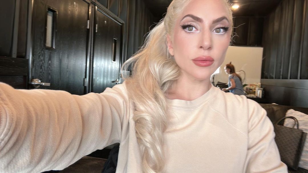 Lady Gaga news: il trucco occhi con l'eyeliner bianco novità autunno 2023