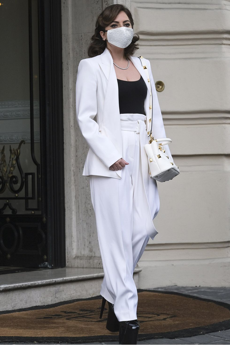 lady gaga con traje de chaqueta blanco en roma