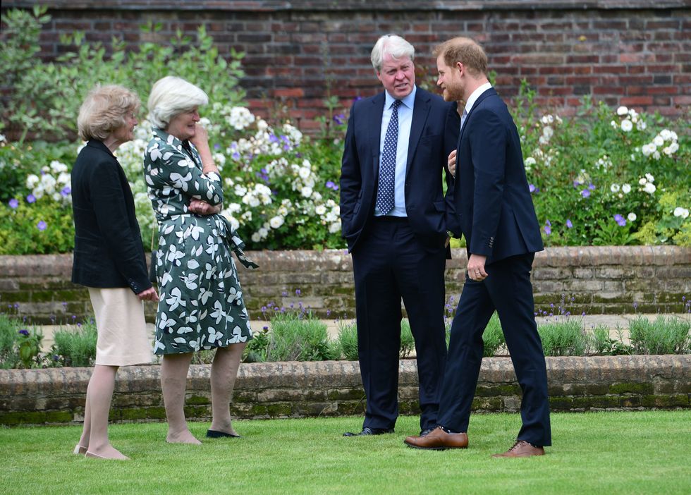 威廉、哈利王子因黛妃再次重聚！黛安娜60歲冥誕喜見王子罕見同框