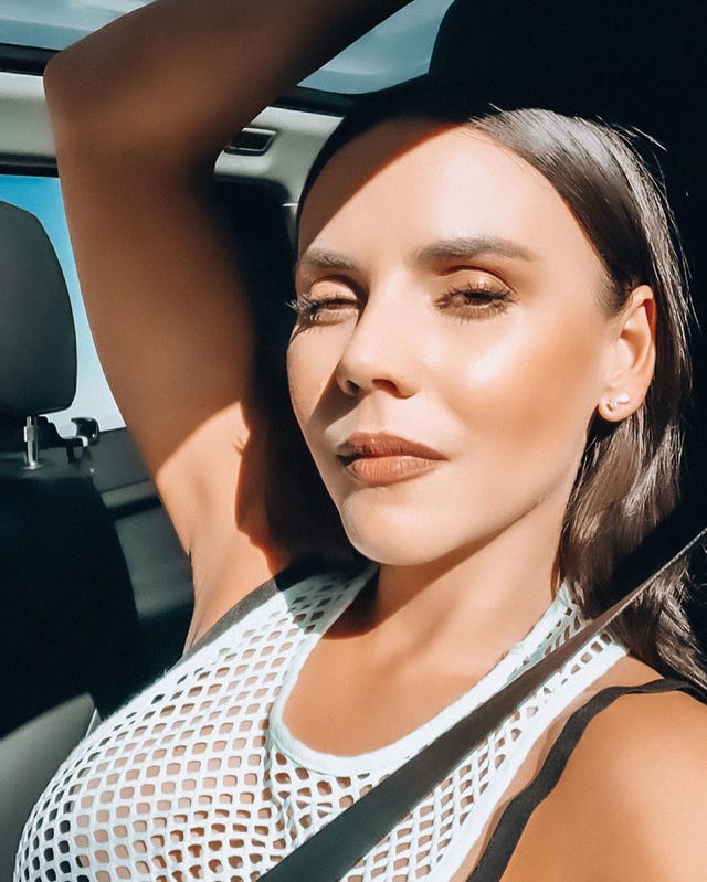 carolina gaitán en el coche